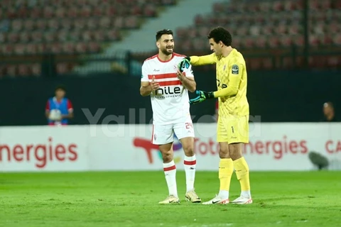  حمزة المثلوثي يعود إلى القاهرة بعد جراحة الركبة في ألمانيا